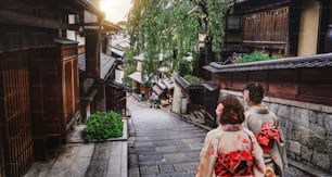 京都、日本文化旅行 - 日本の京都旧市街の東山地区を歩く伝統的な日本の着物を着たアジアの旅行者。