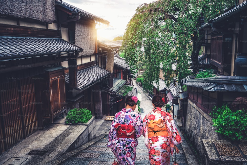 京都、日本文化旅行 - 日本の京都旧市街の東山地区を歩く伝統的な日本の着物を着たアジアの旅行者。