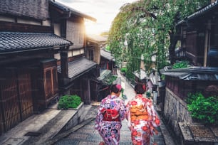 교토, 일본 문화 여행 - 일본 교토의 구시 가지에있는 히가시��야마 지구에서 걷는 전통적인 일본 기모노를 입은 아시아 여행자.