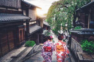 Kyoto, Japon Culture Travel - Voyageur asiatique vêtu d’un kimono japonais traditionnel marchant dans le quartier de Higashiyama dans la vieille ville de Kyoto, au Japon.