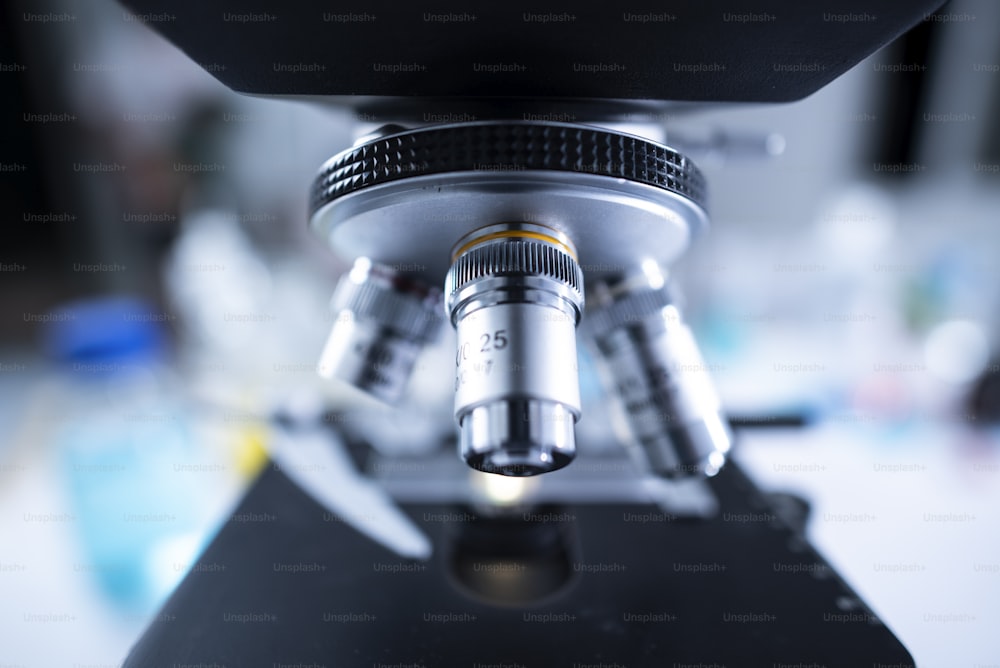 Colpo ravvicinato del microscopio con lente metallica in laboratorio, Moderne attrezzature mediche di laboratorio