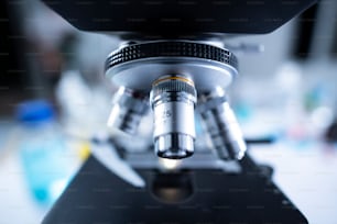Colpo ravvicinato del microscopio con lente metallica in laboratorio, Moderne attrezzature mediche di laboratorio