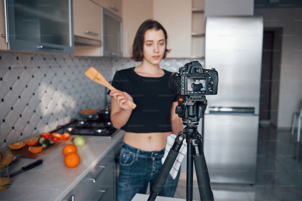 No parpadees. Chica en la cocina moderna de casa en su fin de semana por la mañana.