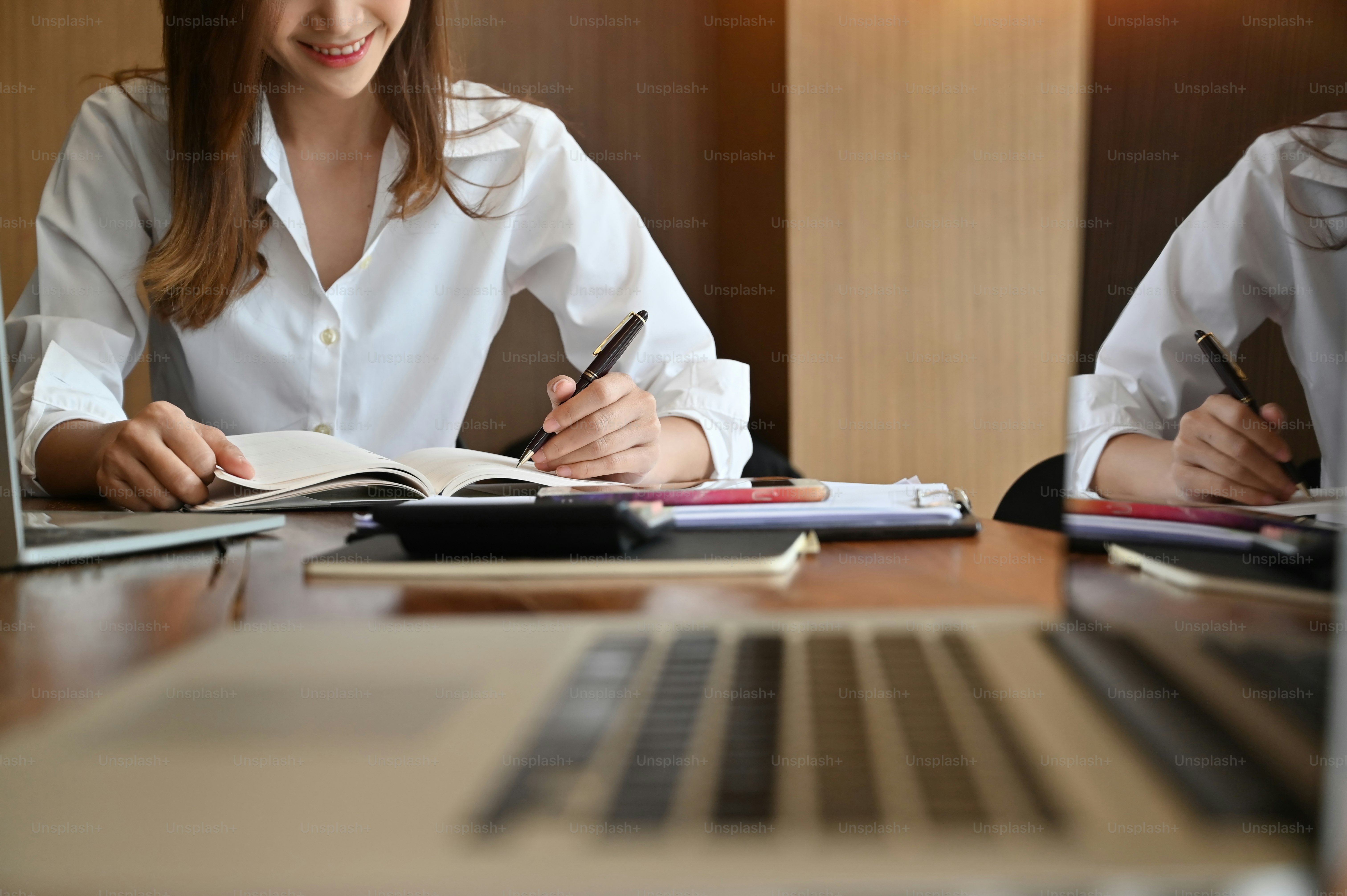 Papel de caderno de escrita feminino na mesa do escritório.