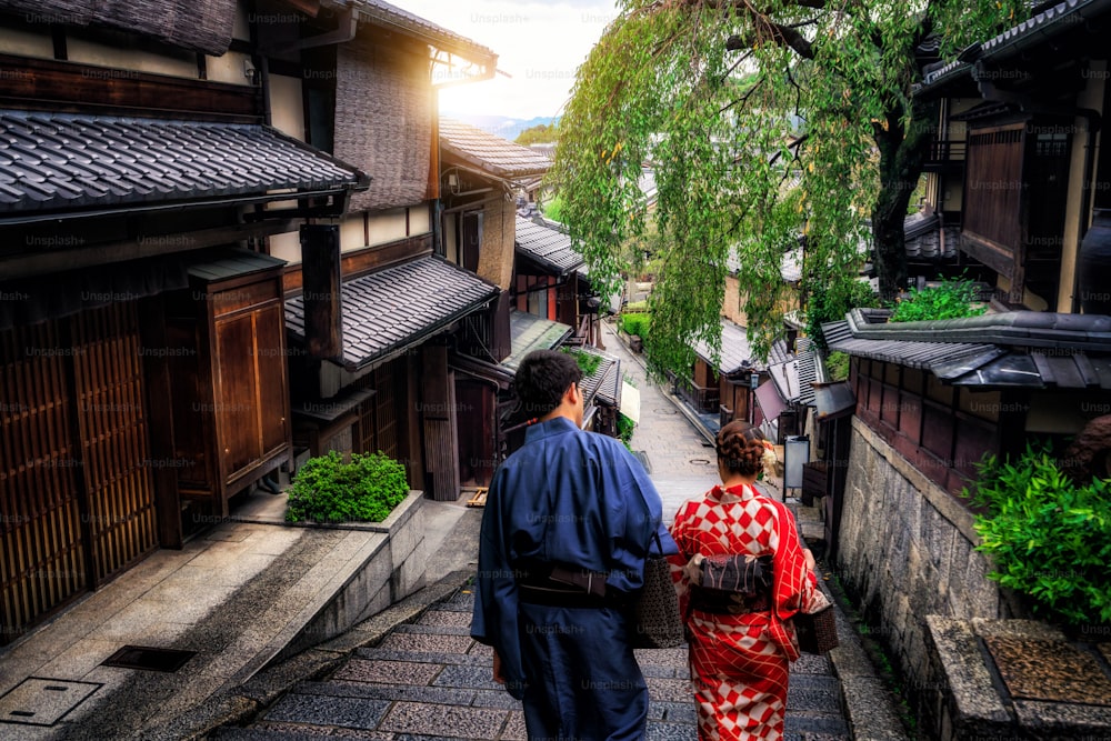 교토, 일본 문화 여행 - 일본 교토의 구시 가지에있는 히가시야마 지구에서 걷는 전통적인 일본 기모노를 입은 아시아 여행자.
