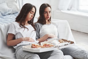 No esperaba que esto fuera así. Los gemelos tienen el estómago lleno con pizza. Bonito dormitorio durante el día.