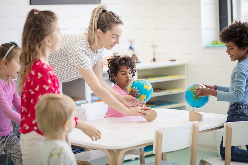 Es ist eine große Welt. Kinder in der Vorschule.