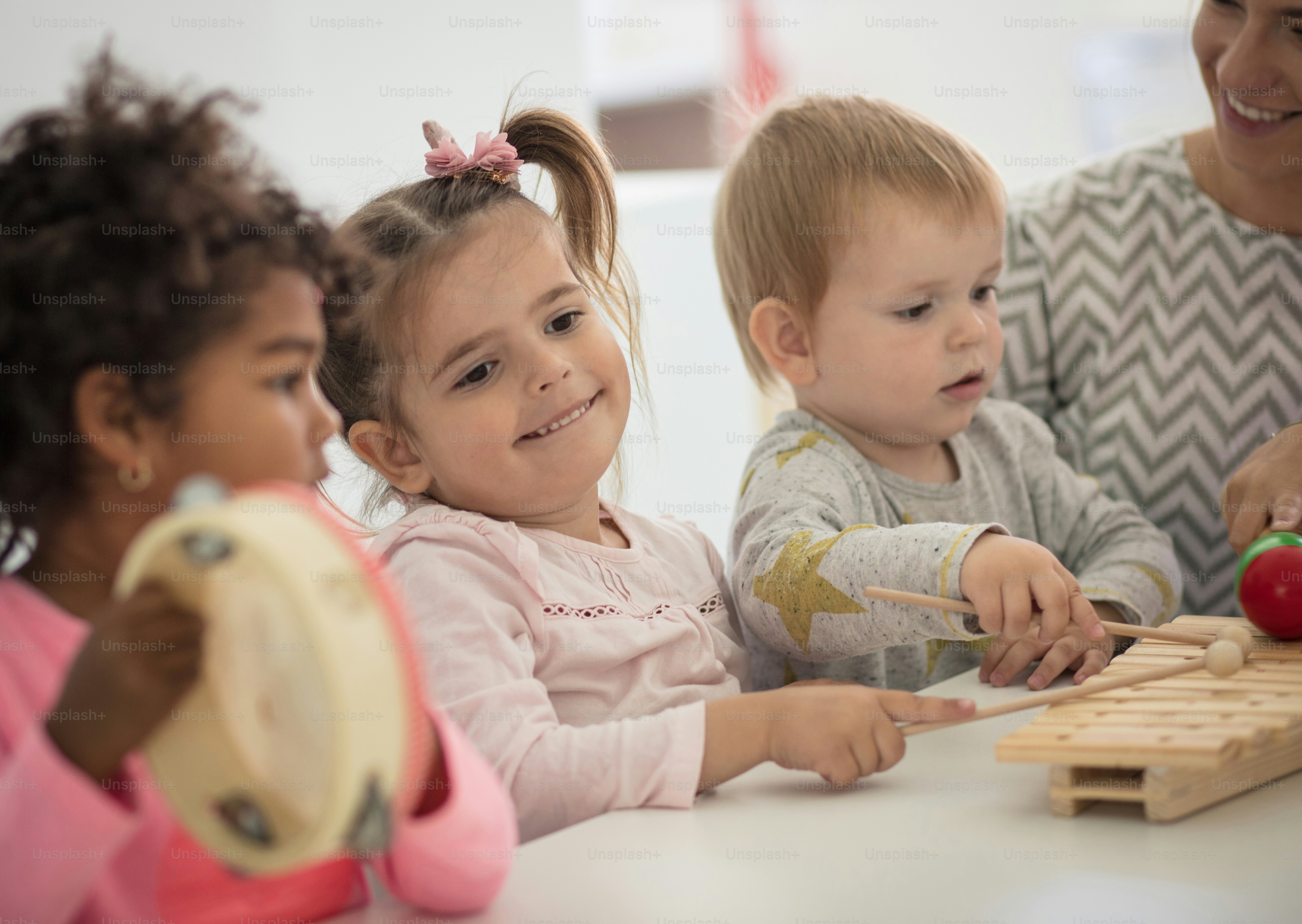 Un jour, il sera un grand musicien. Enfants à l’école maternelle.