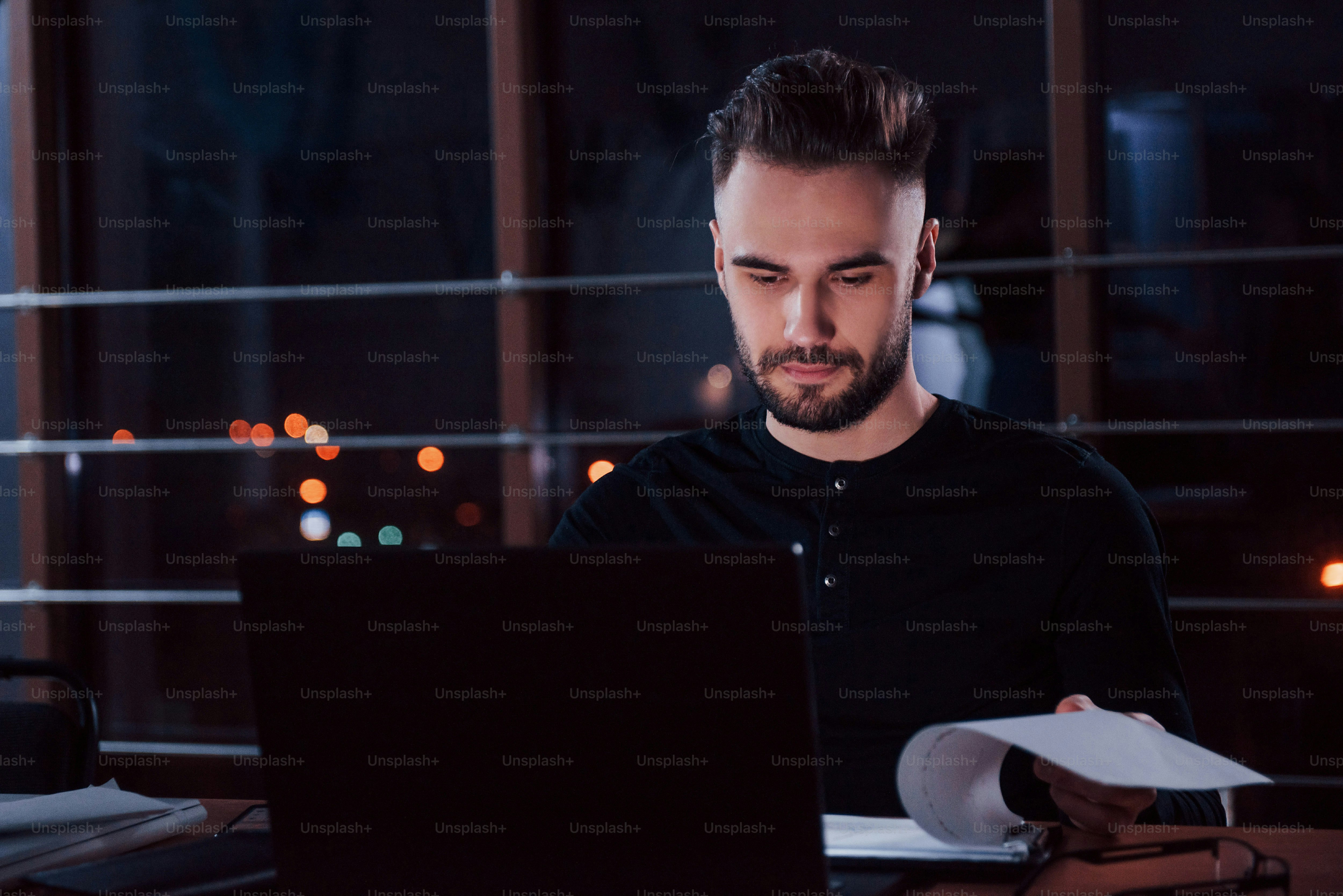 뒤에 큰 창문이 있습니다. 세련된 젊은 사업가는 나이트에 사무실에서 혼자 일합니다. 사진 – Unsplash의 남자 이미지