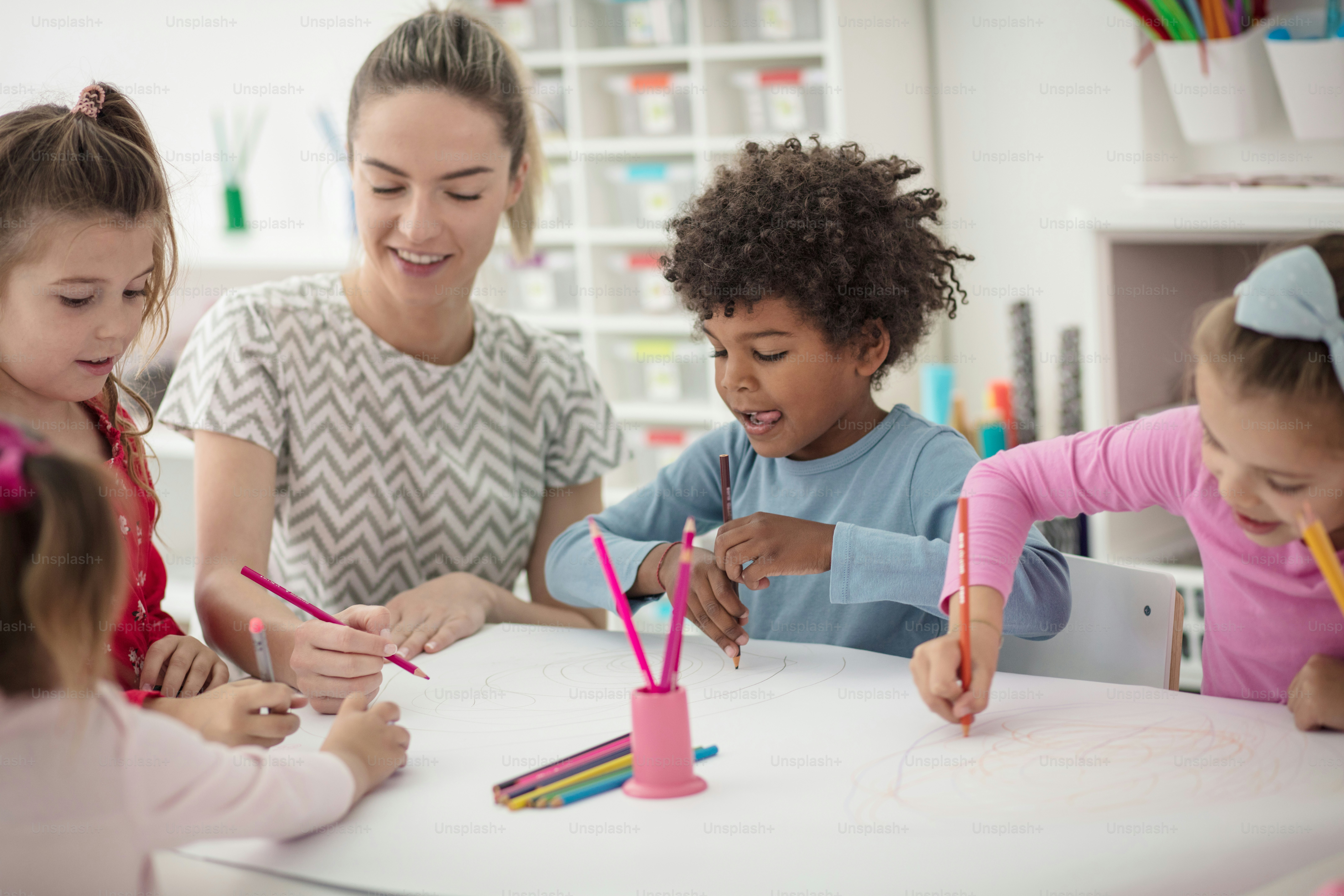 Que chacun dessine ce qu’il veut. Enfants à l’école.