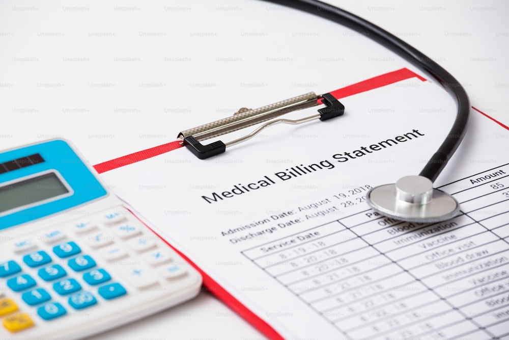 Costi dell'assistenza sanitaria. Stetoscopio e calcolatrice simbolo per le spese sanitarie o l'assicurazione medica.