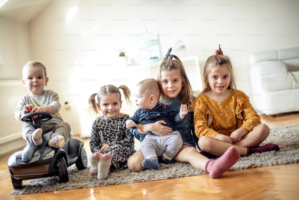 Grupo de niños felices. Grupo de niños en casa.