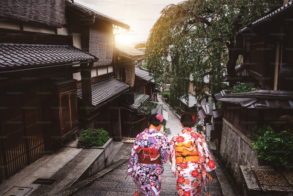 Kyoto, Giappone Cultura Viaggio - viaggiatore asiatico che indossa kimono giapponese tradizionale che cammina nel distretto di Higashiyama nella città vecchia di Kyoto, Giappone.