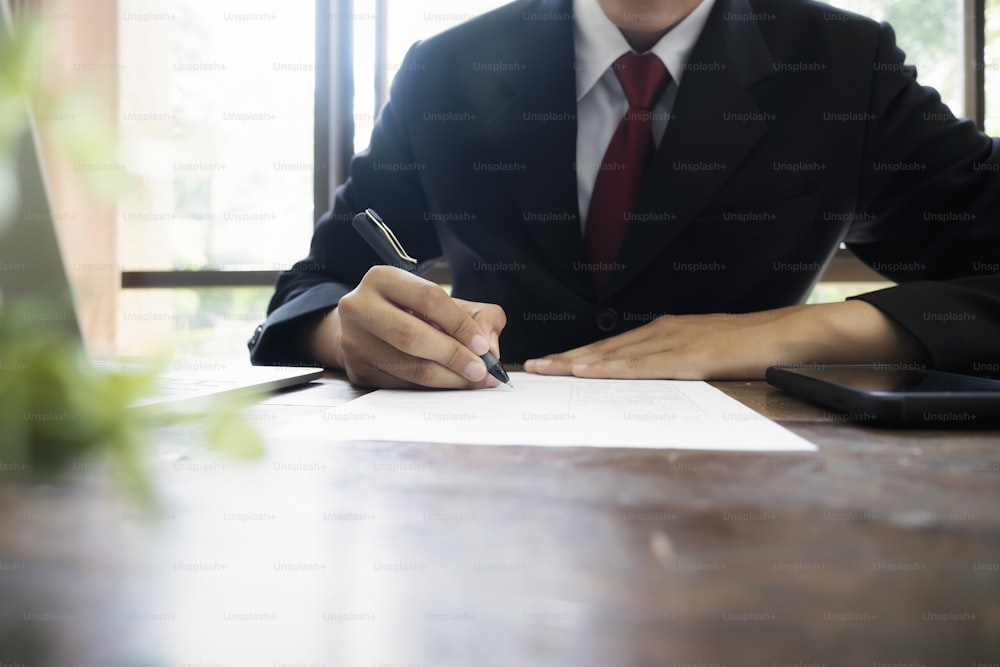 Homme d’affaires signant un contrat concluant un accord. Homme d’affaires ou avocat comptable travaillant sur des documents.