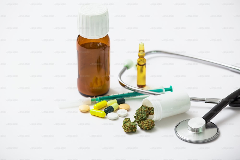 Marijuana terapeutica Chiudi le cime di cannabis con la prescrizione dei medici per l'erba. Vaso medicinale con stetoscopio. Messa a fuoco selettiva con spazio di copia.