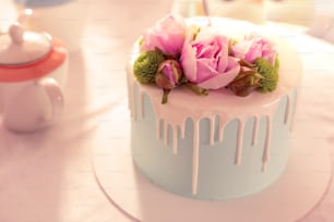 Torta nuziale colorata. Primo piano di incredibile deliziosa torta nuziale colorata in piedi sul tavolo