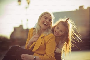 Juste nous les filles. Mère et fille dans la ville.