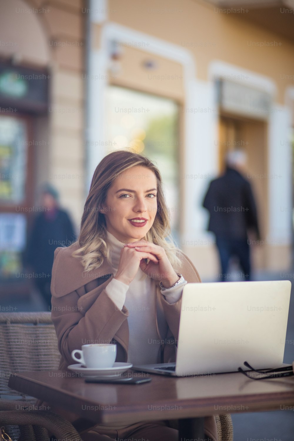 Façon de se détendre après le travail. Femme dans un café à l’aide d’un ordinateur portable.