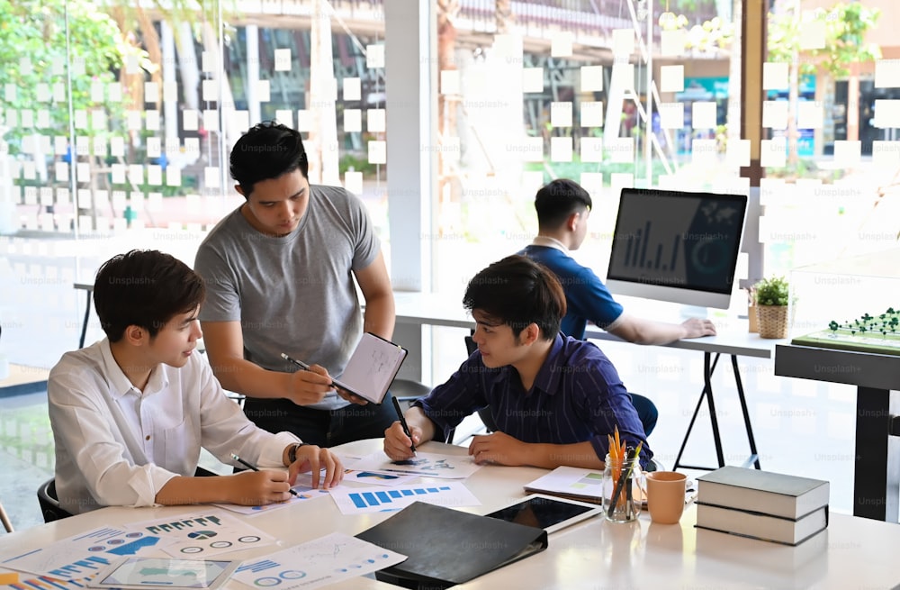 Concetto di startup, team di giovani riunioni aziendali sul posto di lavoro dell'ufficio.