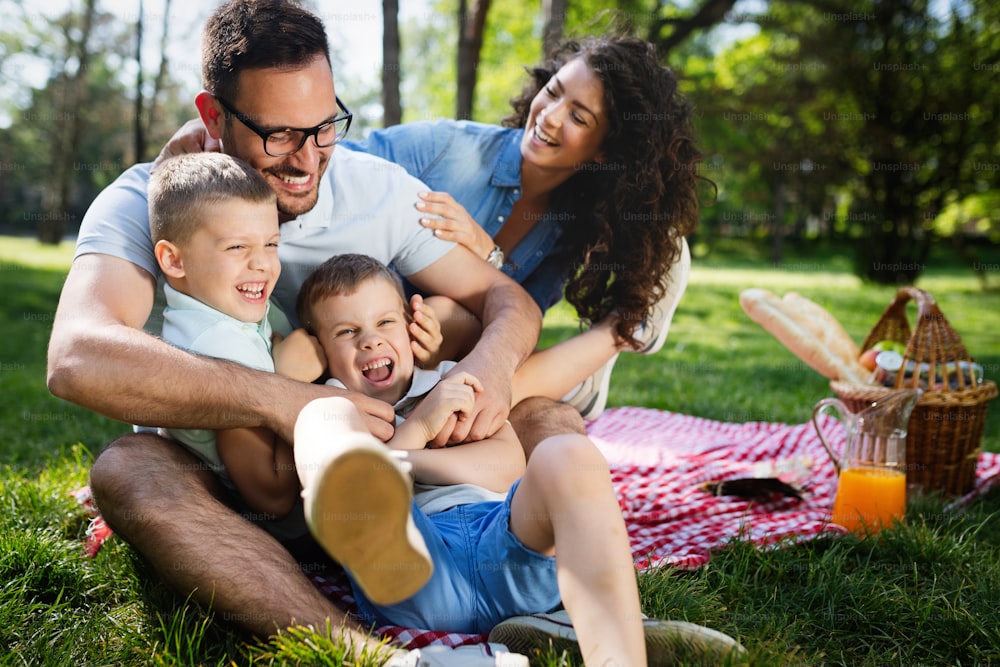 Fröhliche glückliche Familie picknickt an einem schönen Tag in einem Park