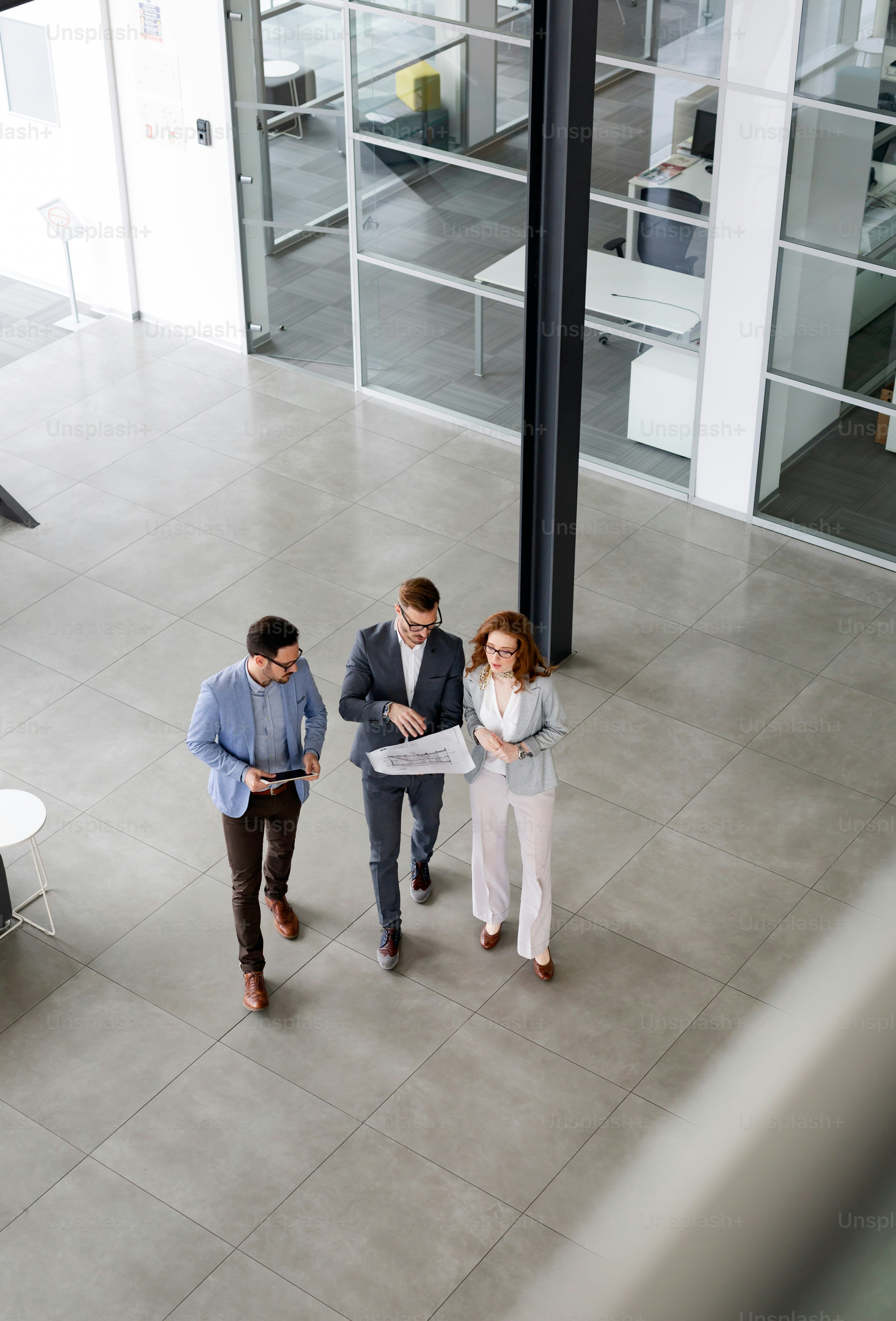 Giovani uomini d'affari fiduciosi che esaminano il progetto in ufficio