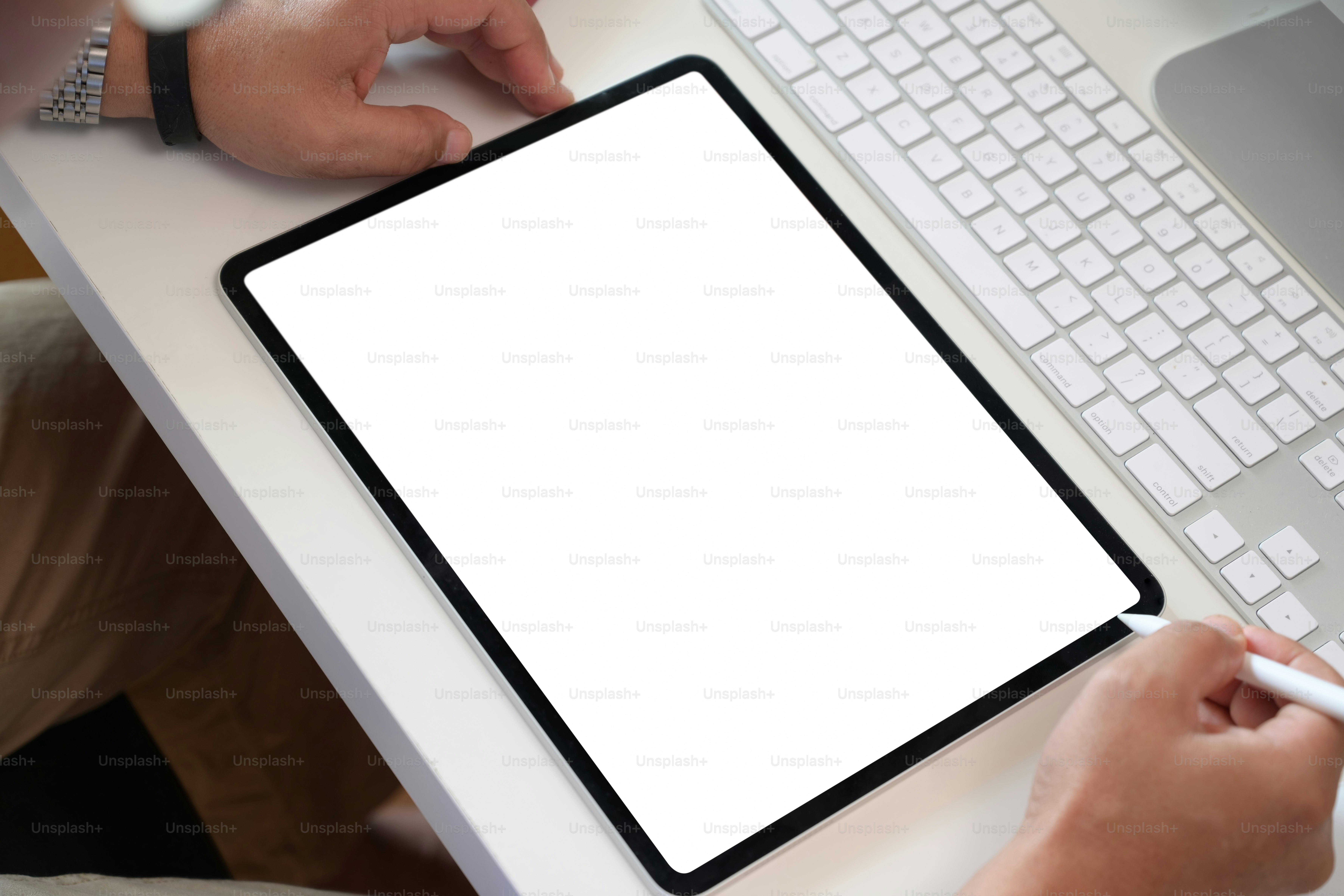 Pengusaha menggunakan mock up tablet digital tampilan layar kosong