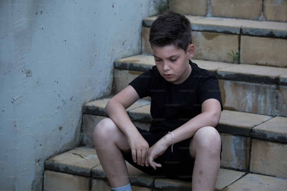 Retrato de un adolescente triste que parece pensativo sobre los problemas. Adolescente pensativo. Depresión, depresión adolescente, dolor, sufrimiento