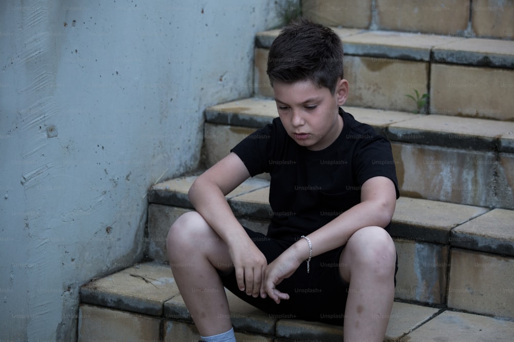 Ritratto di un adolescente triste che sembra premuroso sui problemi. Adolescente pensieroso. Depressione, depressione adolescenziale, dolore, sofferenza
