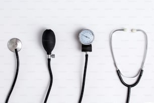 Medizinisches Blutdruckgerät. Medizin- und Krankenhauskonzept. Stethoskop auf weißem Hintergrund. PhonenEndoskop für Arzt. Stethoskop heller Hintergrund. Nahaufnahme Ausrüstung medizinisches Stethoskop
