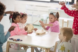 Die jüngste und süße Musikband. Kinder in der Vorschule.