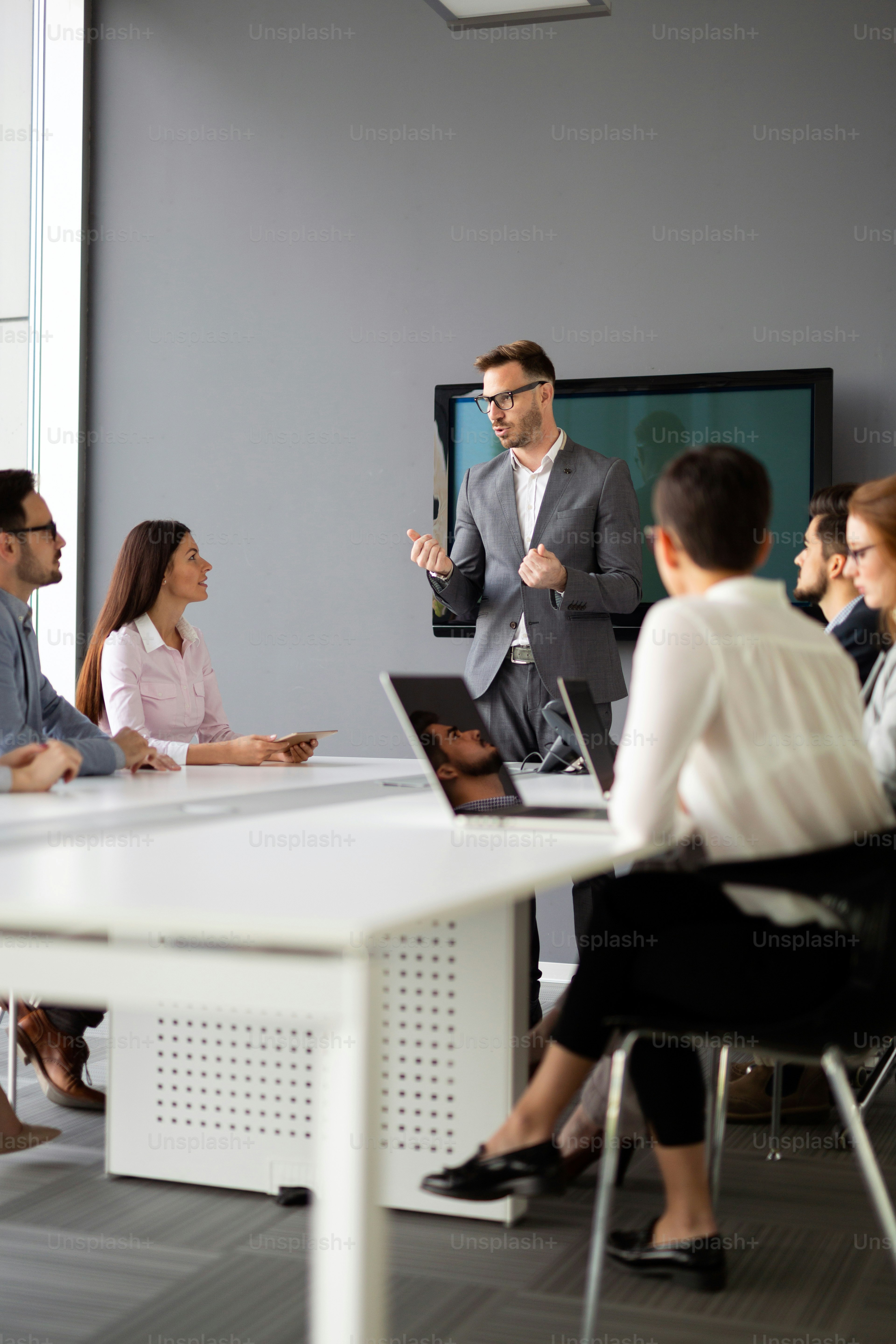 Conférence d’entrepreneurs et d’hommes d’affaires dans une salle de réunion moderne