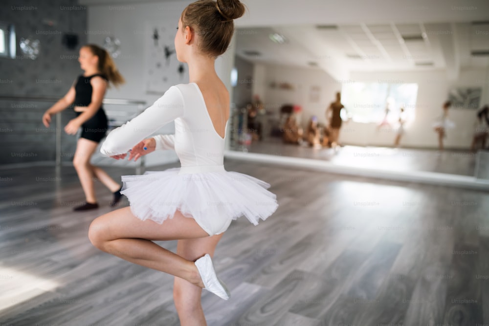 Gruppe fitter Kinder, die gemeinsam Ballett im Studio üben