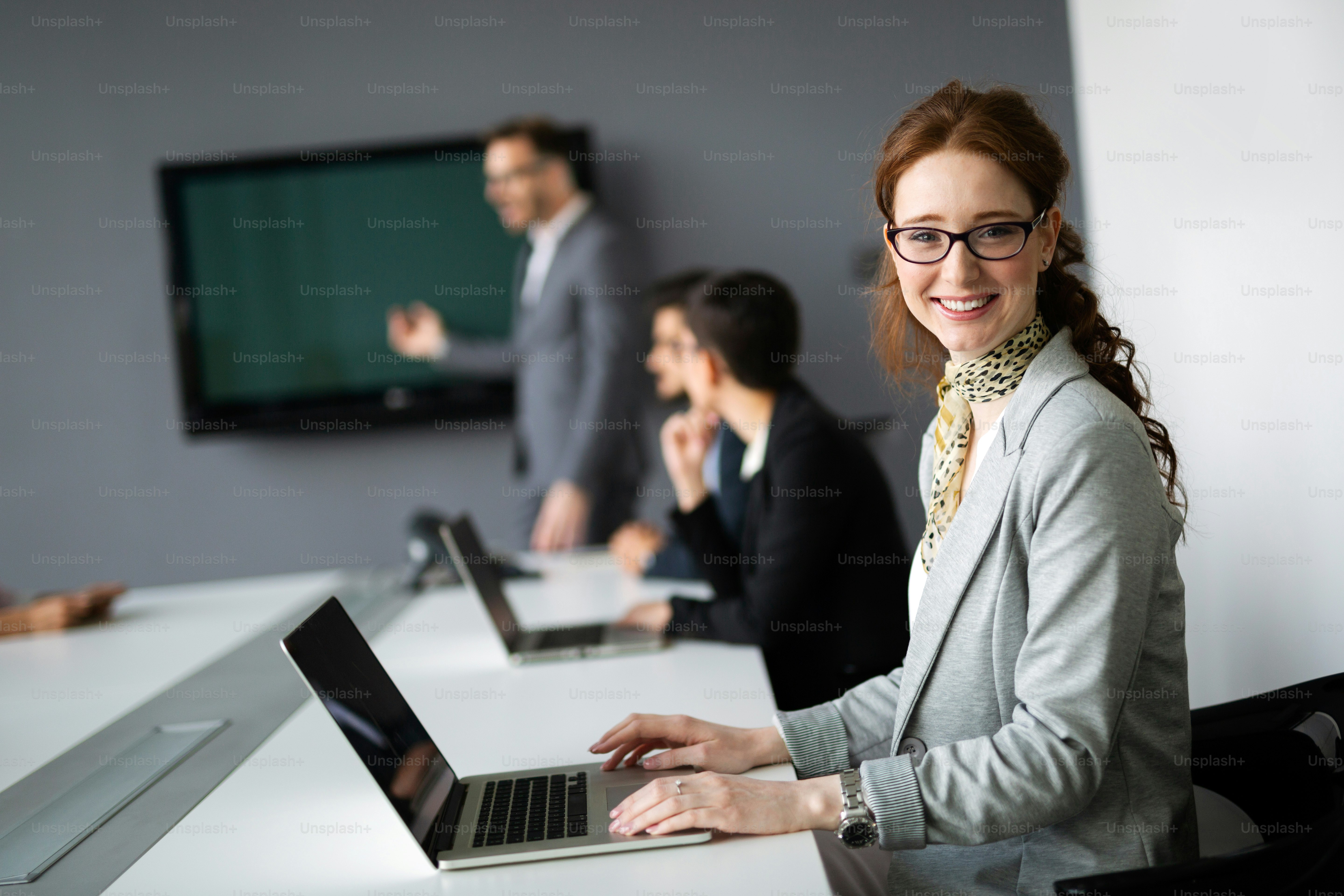 Hommes d’affaires discutant ensemble dans la salle de conférence lors d’une réunion au bureau