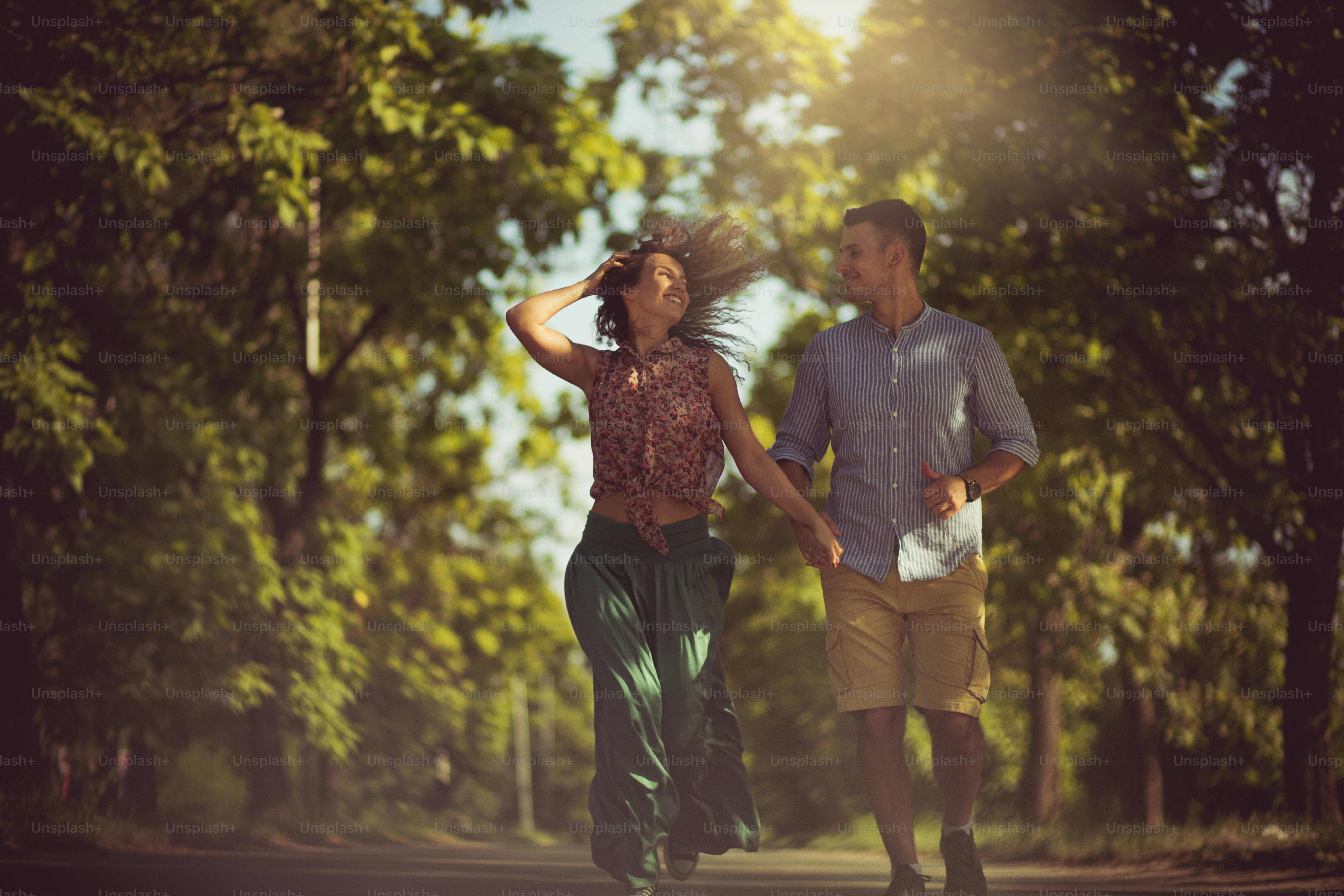 Couple se promenant ensemble