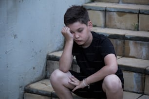 Retrato de um adolescente triste olhando pensativo sobre os problemas. Adolescente pensativo. Depressão, depressão adolescente, dor, sofrimento
