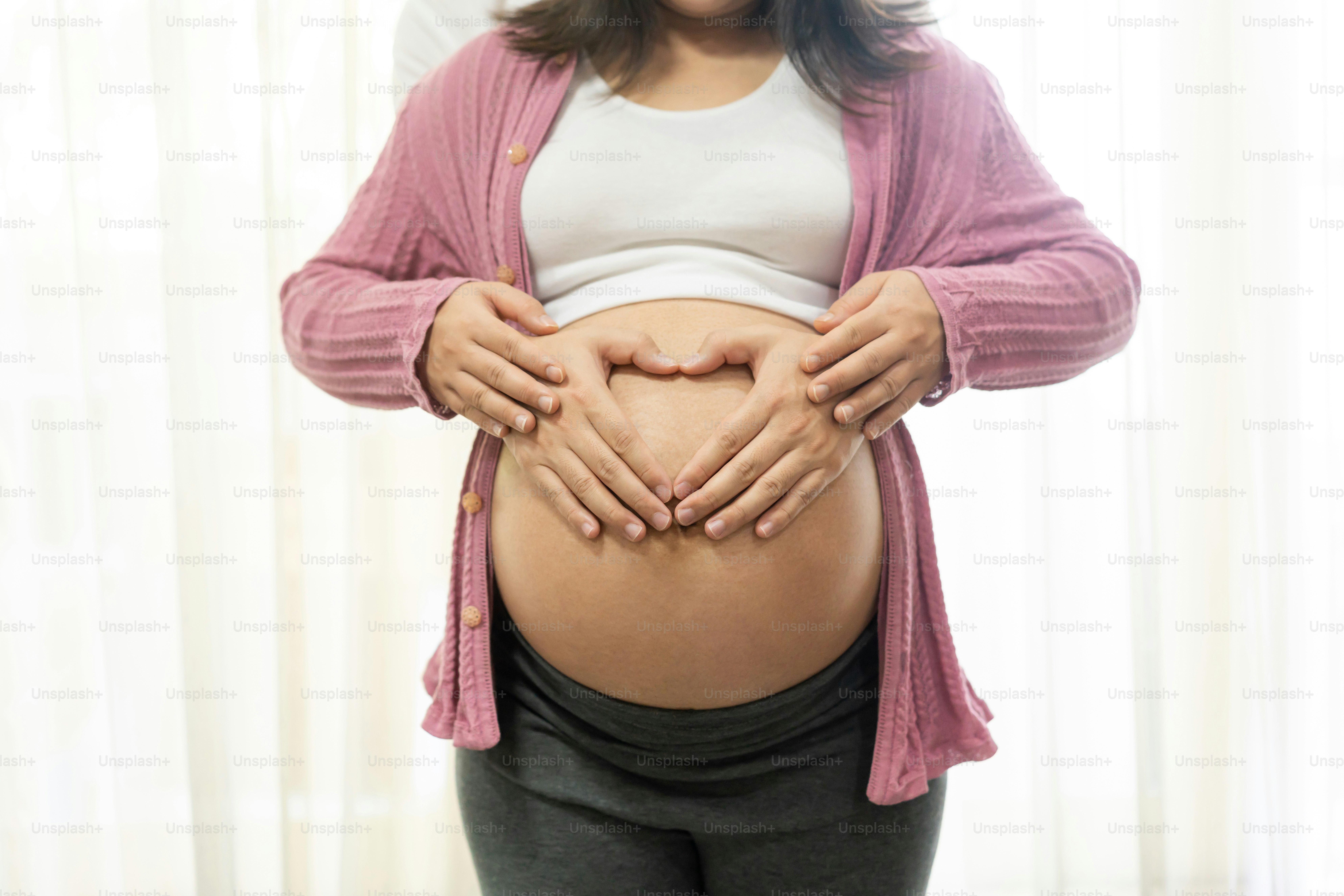 夫婦の妊娠中の夫婦は、愛を感じ、家でくつろぎます。妊娠中のお腹に赤ちゃんを抱く若い妊娠中の女性。父は妊娠中の母の世話をします。マタニティと妊娠ケアの概念。の写真  – Unsplashの愛の画像, image size:3000x2001