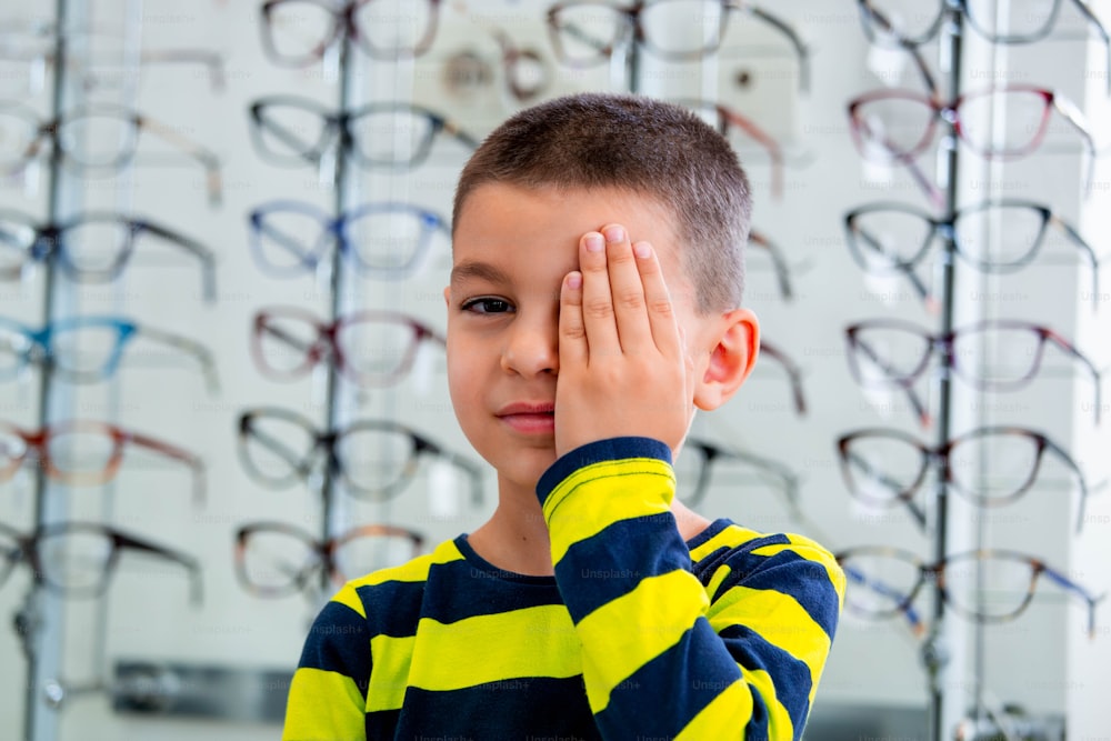 Petit garçon ayant un examen de la vue chez l’ophtalmologiste.