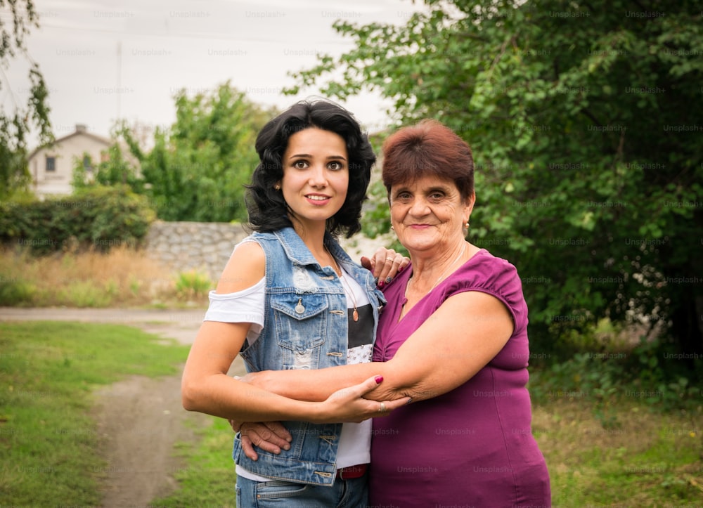 Grand-mère et petite-fille souriantes et heureuses. Sentiments sincères liés à la famille