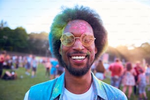 Homme africain souriant aux couleurs de holi