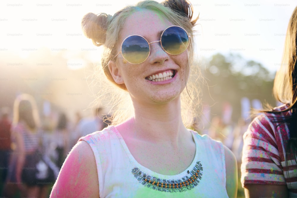 Portrait d’une femme colorée pendant un festival de musique