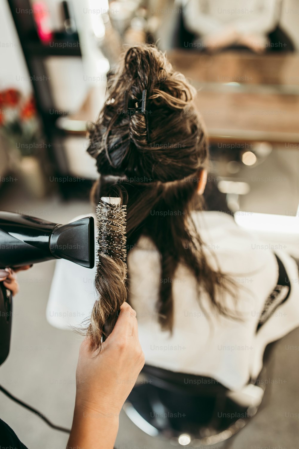 미용실에서 긴 머리를 가진 아름다운 갈색 머리 여자가 머리카락을 날리고 있다. 미용실 스타일링 개념. 사진 – Unsplash의 머리  이미지