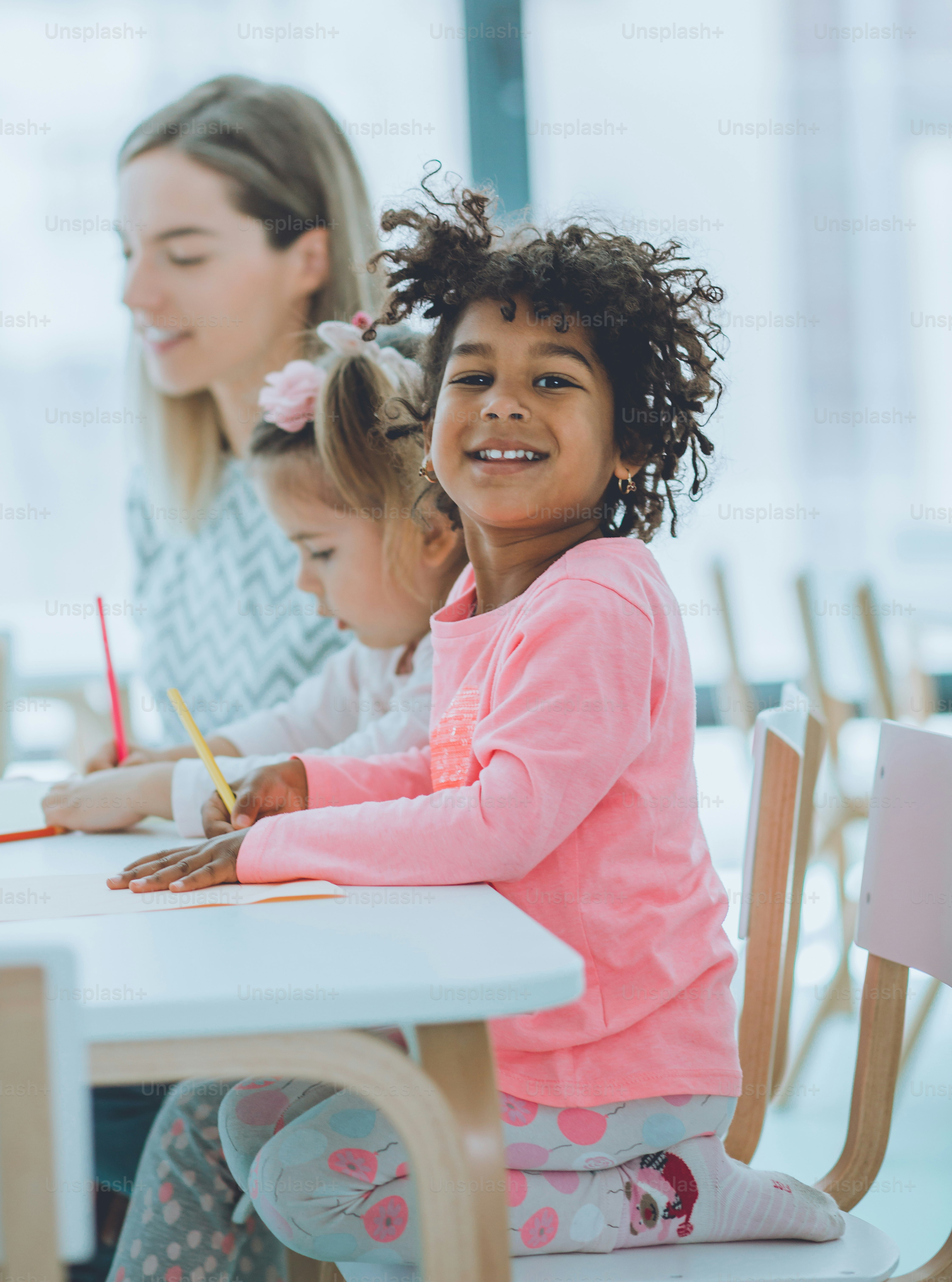 Tengo algo bonito para mamá. Niños en preescolar.