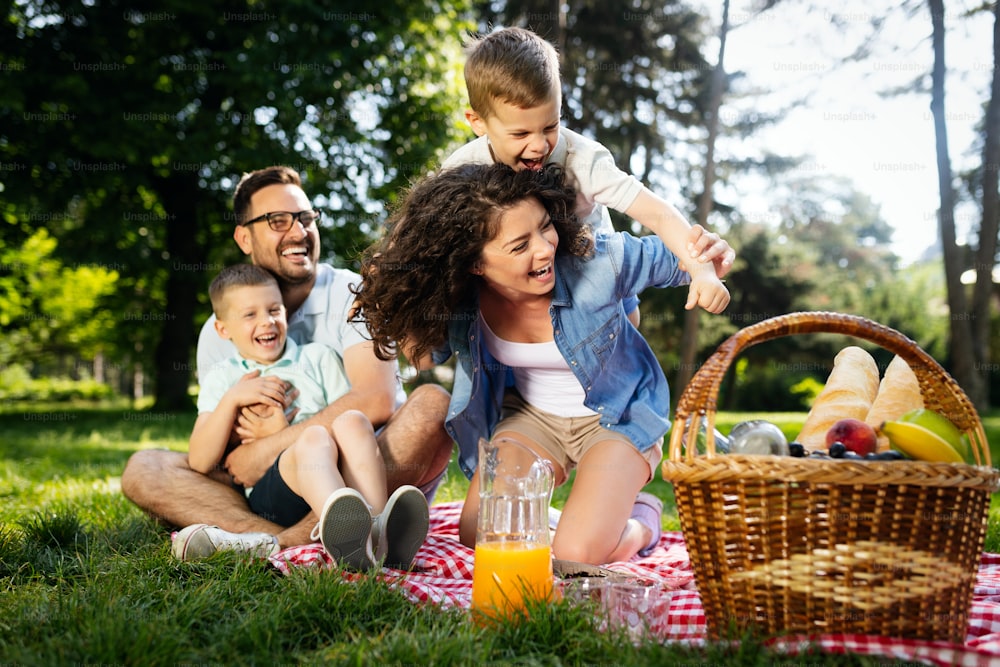 Familienpicknick im Freien Zweisamkeit Entspannung Glück Naturkonzept