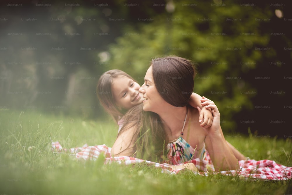 Bavarder dans la nature. Mère et fille dans la nature.