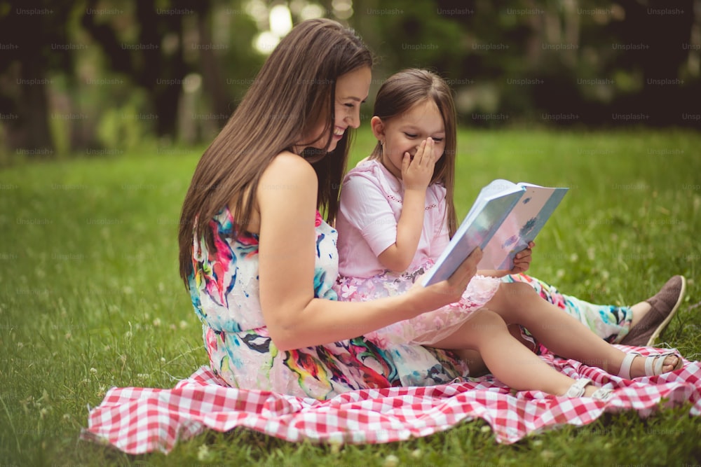 Merveilleux conte de fées. Mère et fille dans la nature.