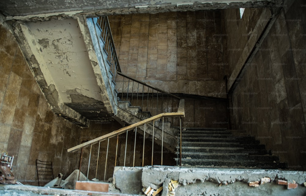 Zona de Exclusão de Chernobyl, Ucrânia. Casas abandonadas da cidade fantasma de Pripyat. As consequências destrutivas de uma explosão nuclear em um reator nuclear da usina nuclear de Chernobyl