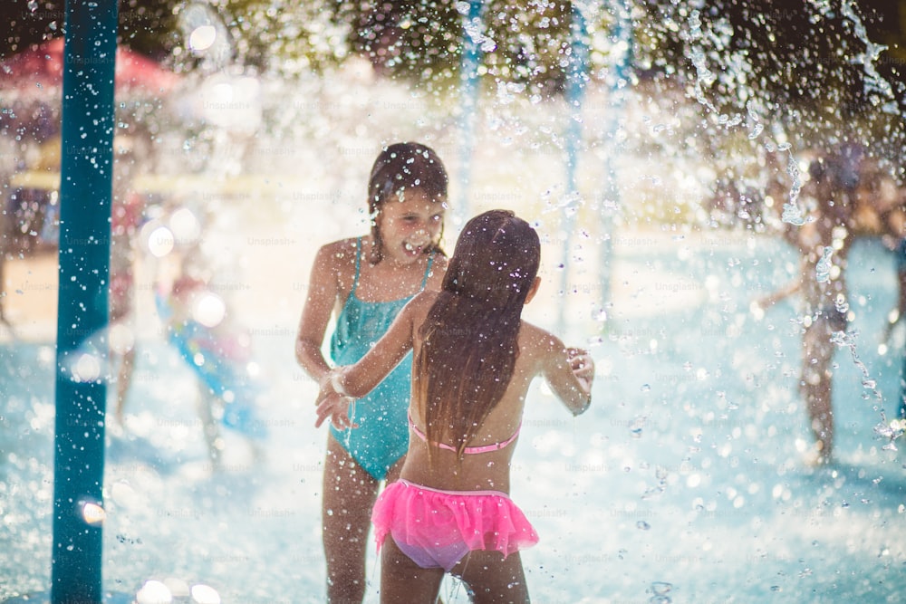 Hora de verano. Niños divirtiéndose en la piscina.