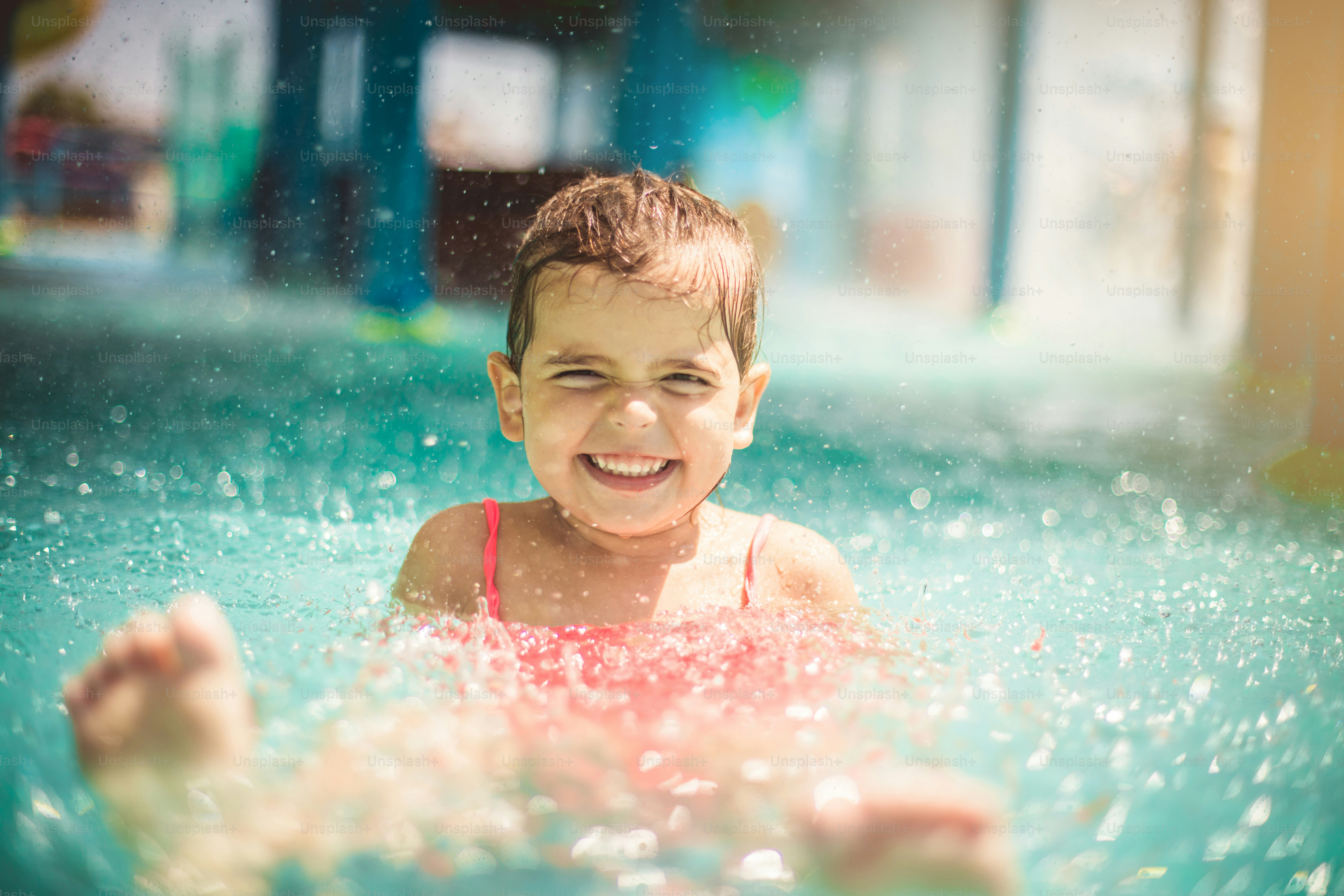 Di sicuro è una giornata fantastica. Bambino in piscina.