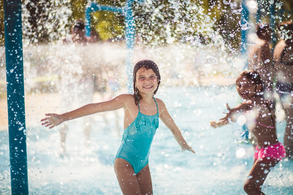 時間を無駄にしないで、夏の日を使用してください。プールで��楽しむ子供たち。