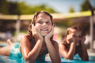 C’est ce qu’on appelle la vie. Enfants dans la piscine.